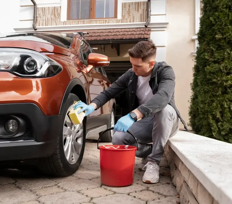 Lavage auto à domicile Lavaufranche : professionnel intervenant sur un véhicule